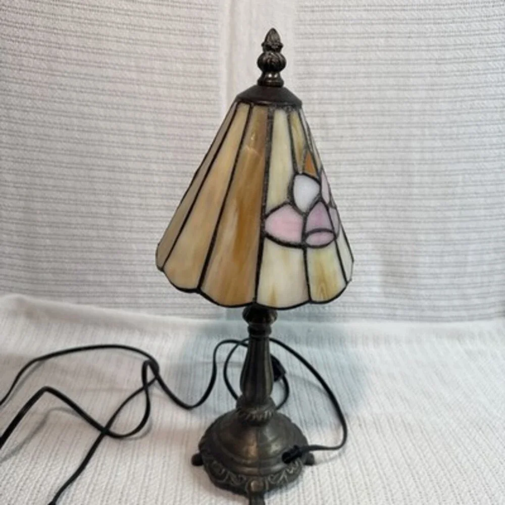 Tiffany Style Stained Glass Floral Lamp 14” Tall Art Nouveau